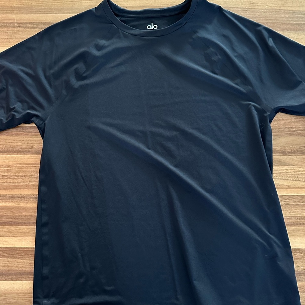 ALO Yoga Men's Black T-Shirt